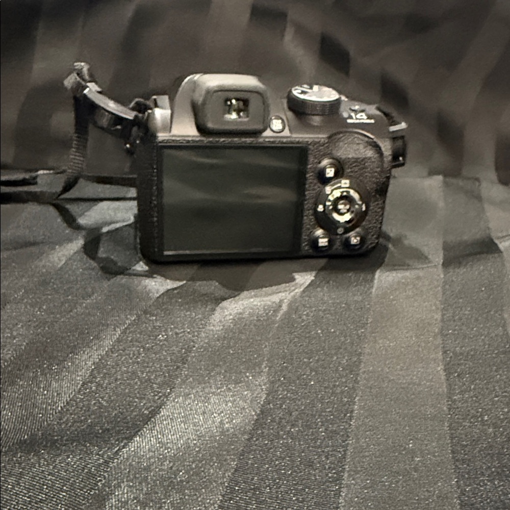 Fujifilm Black Digital Camera with Strap and Bag - Picture 5 of 10